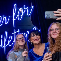 2 girls take a selfie with President Mantella